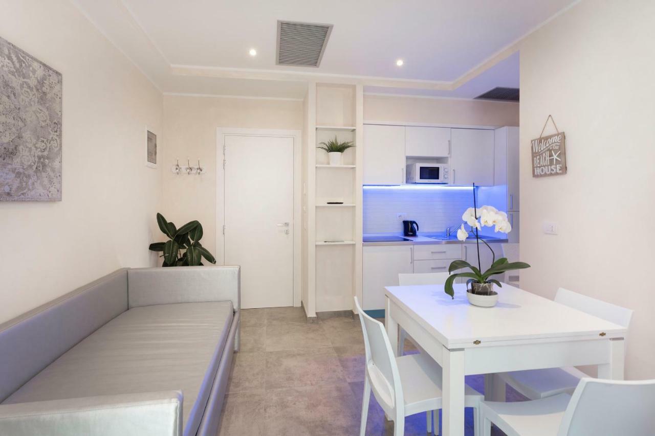 White Suite & Apartments Беллария-Иджеа-Марина Экстерьер фото